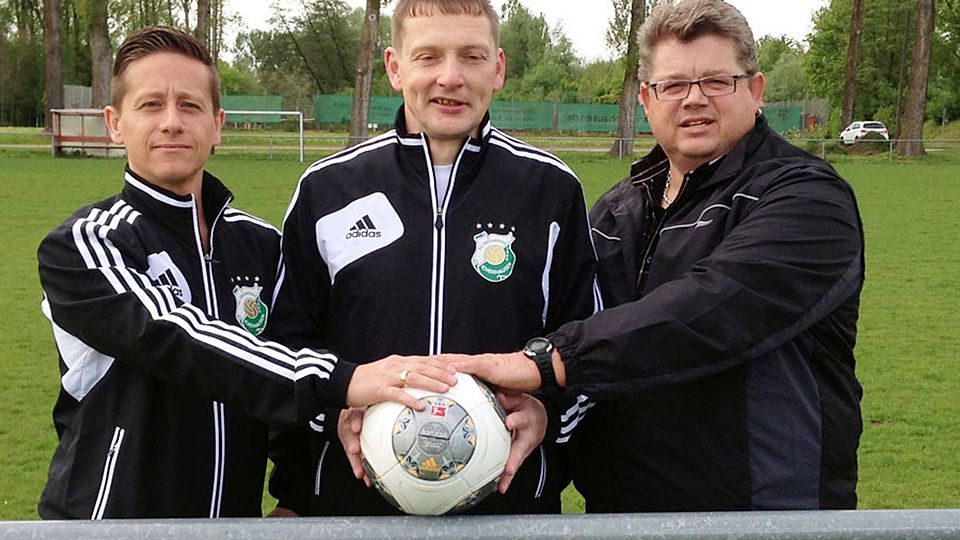 Der neue Abteilungsleiter des FC Grün-Weiß Ichenhausen Jürgen Senser (links) und Vereinschef Uli Hammerschmidt (rechts) setzen Vertrauen in ihren neuen Trainer Falko Ballin.