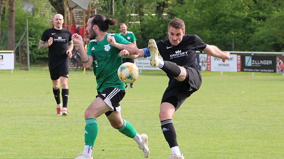 Manuel Reinl (re.) soll als spielender Co-Trainer beim Klassenerhalt der SG Hartkirchen/Pocking helfen.