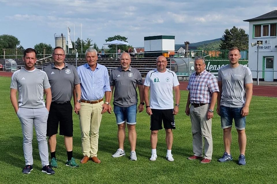Unter anderem machte FSA-Präsident Holger Stahlknecht (3.v.l.) Halt beim SV Stahl Thale.