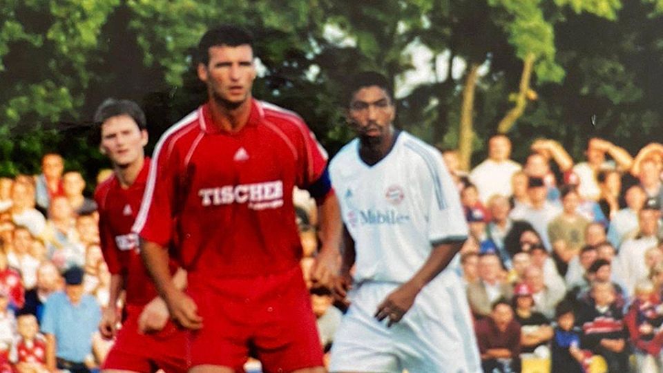 Ein Bild von Thomas Linzmeier (im Vordergrund) aus seiner Zeit beim ASV Cham, der in einem Freundschaftsspiel auf den FC Bayern München um Giovanne Elber traf 