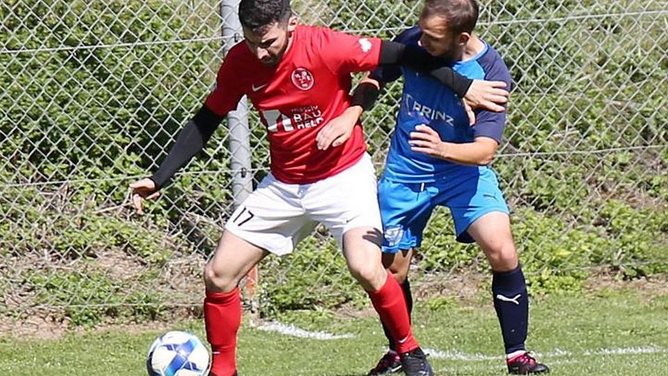 Auf Abstand gehalten: Rüdesheims Ferhat Senel (links) schirmt den Ball vor seinem Gegenspieler der SG Soonwald ab.	  Foto: Edgar Daudistel