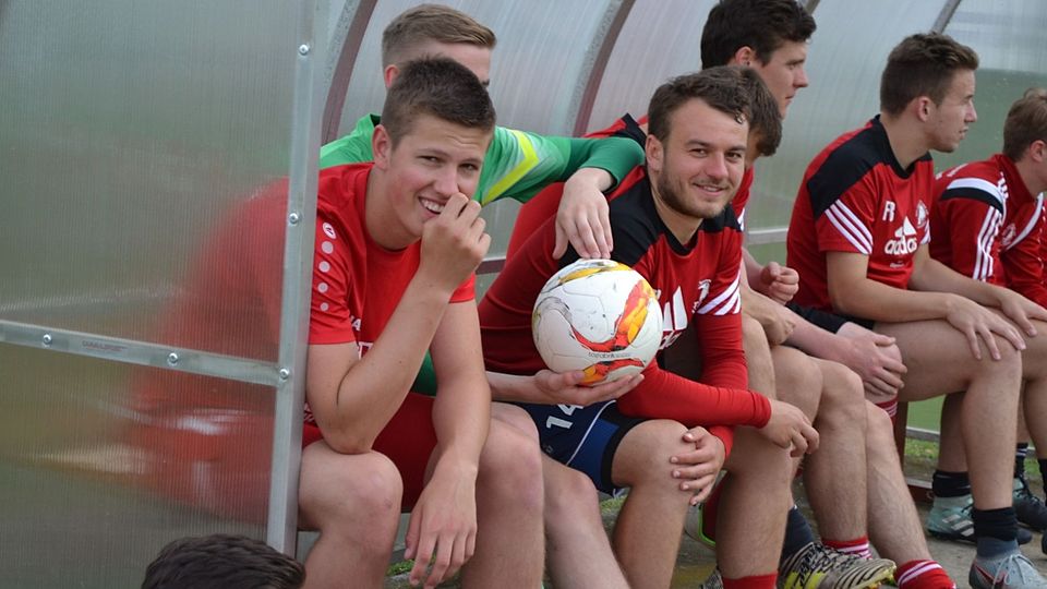 Moritz Berroth (26, Bildmitte) musste nach drei Kreuzbandrissen seine aktive Karriere an den Nagel hängen. Den Spaß am Fußball hat er dadurch aber nicht verloren.