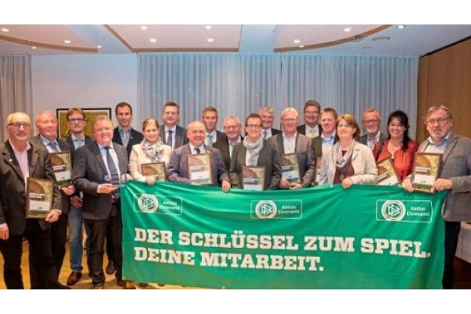 Für ihr Engagement erhielten Ehrenamtliche aus dem Landkreis Osnabrück eine Auszeichnung vom DFB-Präsidenten Reinhard Grindel (7. v. links) und dem Kreisvorsitzenden Bernd Kettmann (9. v. links). Foto: Moritz Frankenberg