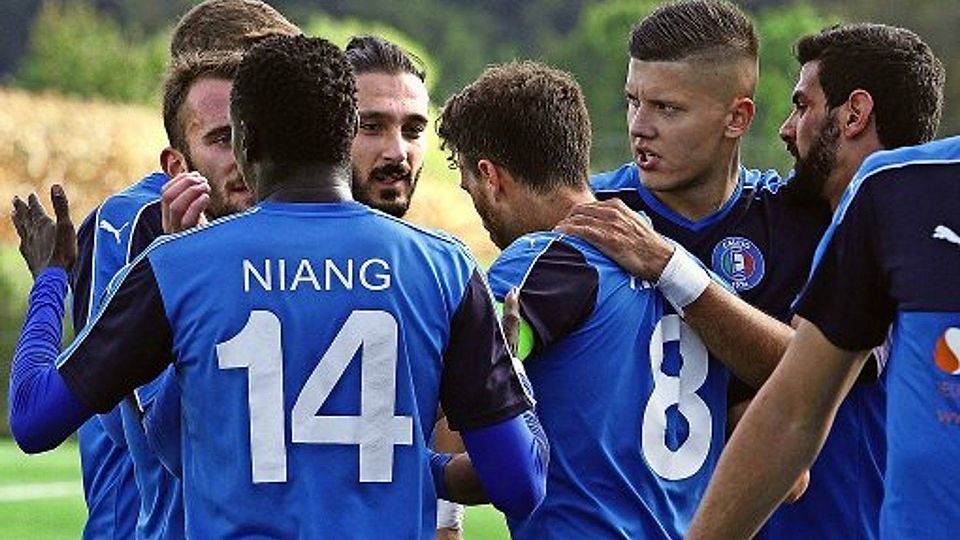 Gut gemacht, Jungs. Die Calcio-Spieler freuen sich über den dritten Zu-Null-Sieg in Serie. Foto: Yavuz Dural