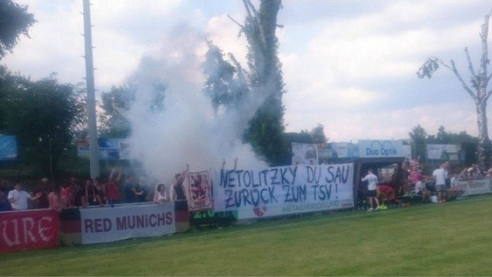 „Netolitzky du Sau, zurück zum TSV“. So empfingen die Bayern-Amateure-Fans ihren eigenen Keeper. F: Facebook: Amateure Bladdl