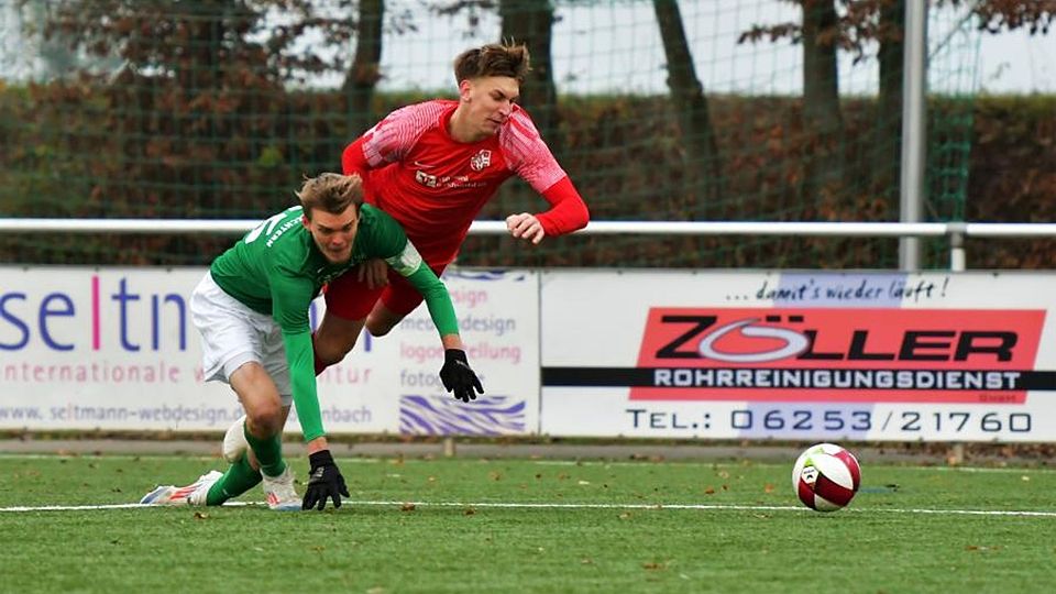 Die KSG Mitlechtern (Kapitän Julian Schneider) wehrte sich mit allen Kräften im Derby beim FC Fürth (Tim Gensel). Doch am Ende setzte sich der Kreisoberliga-Tabellenführer mit 4:2 durch.  	Foto: Dagmar Jährling