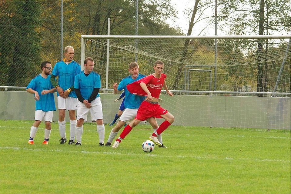 Gleich gibt es Elfmeter. Daniel Gadek fällt zu Boden. Achhammer verwandelte anschließend zum 2:0 beim 5:1-Sieg des FC Rosenhof-Wolfskofen bei Wörth II.  F: lst