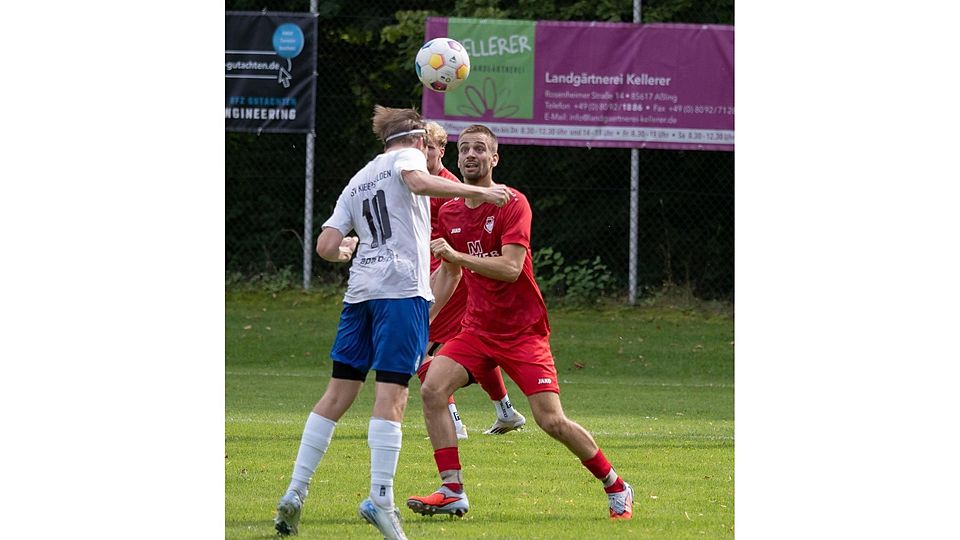 Blick gen Dreier und Ball: Jakob Mertl und Aßling.