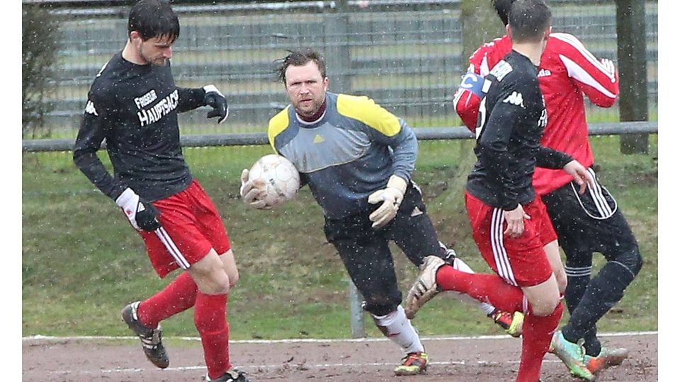 Kleinlindens Torhüter Kivin Kaminski packt zu  ? und hat später doch eine 0:4-Niederlage im Gepäck.