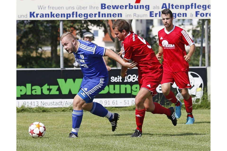 Nicht zu stoppen: Benjamin Pommer (links) schüttelt hier Ronny Meyer ab. An allen fünf Treffern war der einstige Landesligastürmer beteiligt. F: Pfrogner