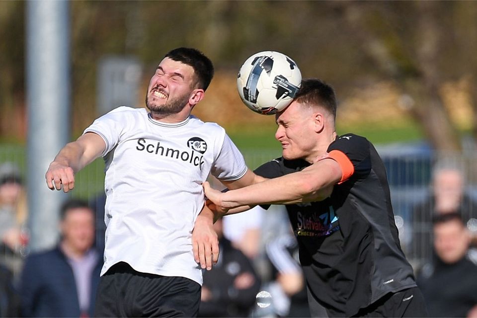 „Eigenverschulden“ kostet drei Punkte: Manuel Pinke (FC Wittlingen, rechts) im Kopfballduell mit Marko Radovanovic (FC Emmendingen)