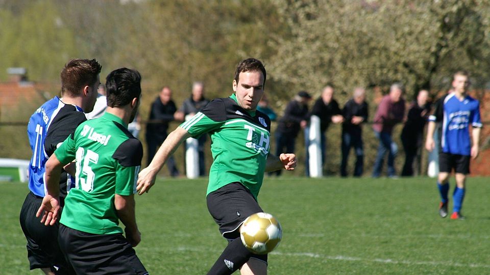 Die Einstellung stimmt, der Erfolg ist da: Die SpVgg. Leusel um Christoph Ruppel (rechts) und Sven Bambey (2. von rechts) dürfen weiterhin vom Aufstieg in die Gruppenliga Gießen/Marburg träumen. 	Foto: Archiv