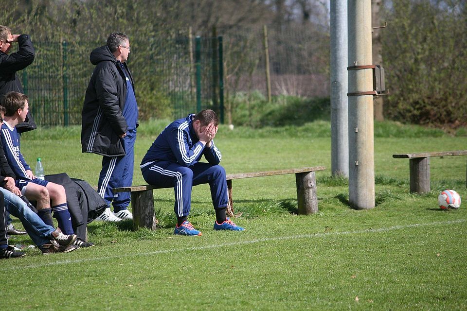 A/O-Trainer Markus Kruse wollte nicht mehr hinsehen - links Co-Trainer Theo Schroten.