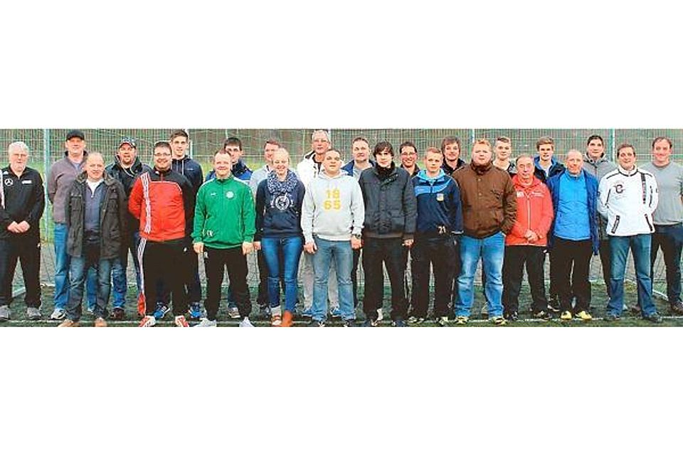 Breit aufgestellt in der Nachwuchsarbeit:  Unter der Leitung der NFV-Kreislehrwarte aus Friesland, Wilhelmshaven und Wittmund erhielten 19 Teilnehmer in Friedeburg die DFB-Trainer-C-Lizenz Breitenfußball. privat
