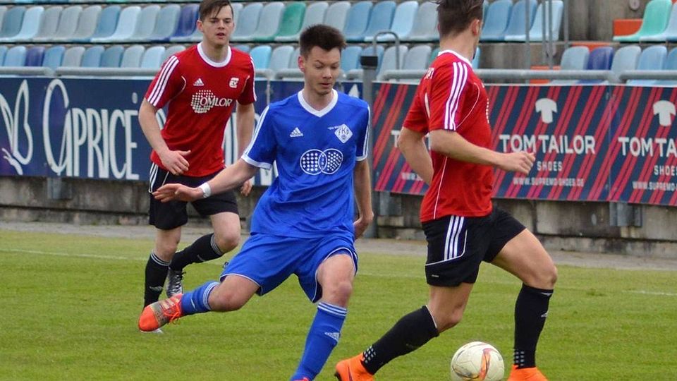 Jonas Jung (Mitte) wechselt vom FK Pirmasens als Spielertrainer nach Ramstein.