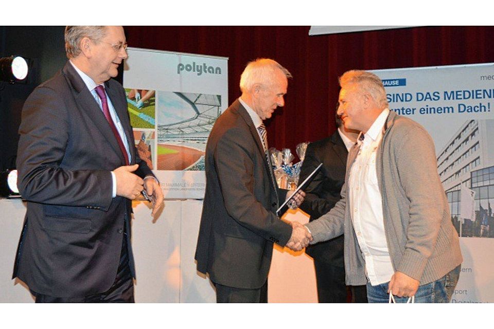 Edgar Staack (r.) nahm die Auszeichnung aus den Händen des LFV-Präsidenten Joachim Masuch entgegen. Zu den ersten Gratulanten zählte auch DFB-Präsident Reinhard Grindel (l.).lfv-mv