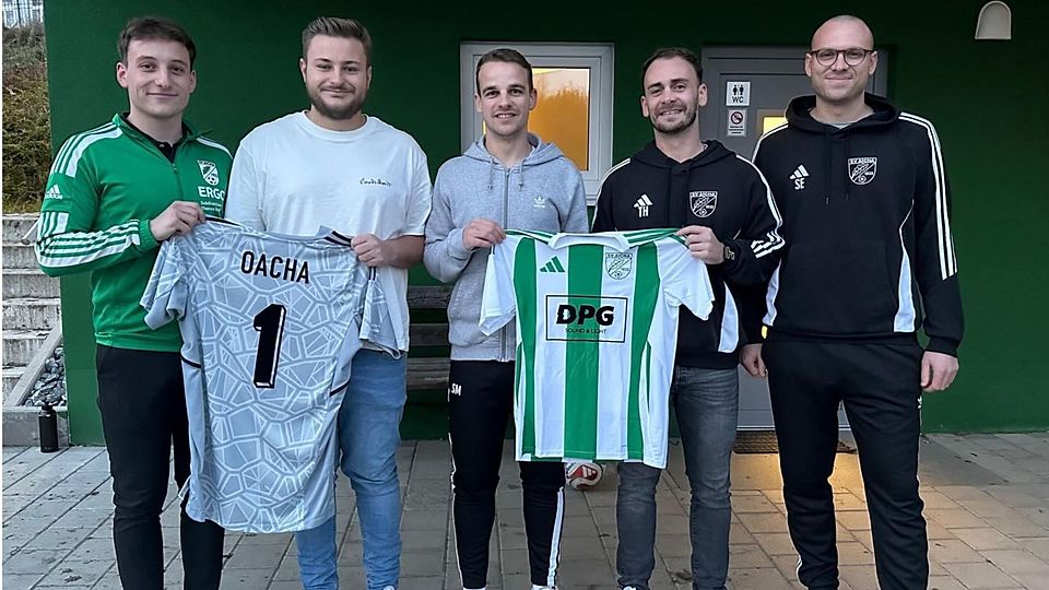 Die beiden Neuzugänge Franz Richter (2. v. l.) und Maxe Schiller (3. v. l.) mit SVA-Trainer Simon Euler (5. v. l.) und den beiden Abteilungsleitern Lucas Weikelstorfer (1. v. l.) und Timo Helmbrecht (4. v. l.) 