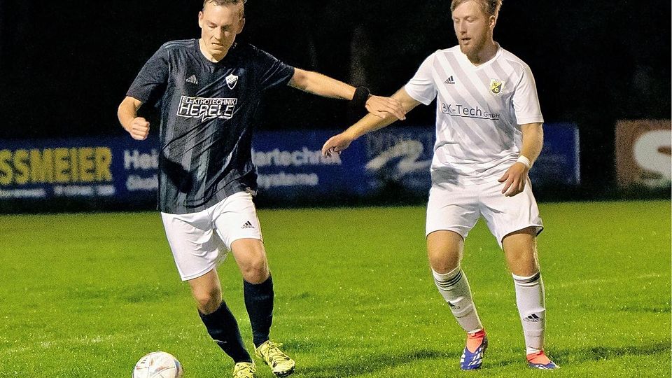 Der TSV Jesenwang (schwarze Trikots) im Spiel gegen den SC Schöngeising II.