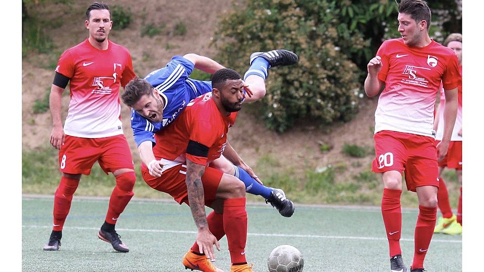 Voll drauf: Nicht nur Felix Rentschler (blaues Trikot) hatte gegen die Hechtsheimer Defensive um Joseph Mayer (zweiter von rechts) einen schweren Stand.	Foto:hbz/Jörg Henkel