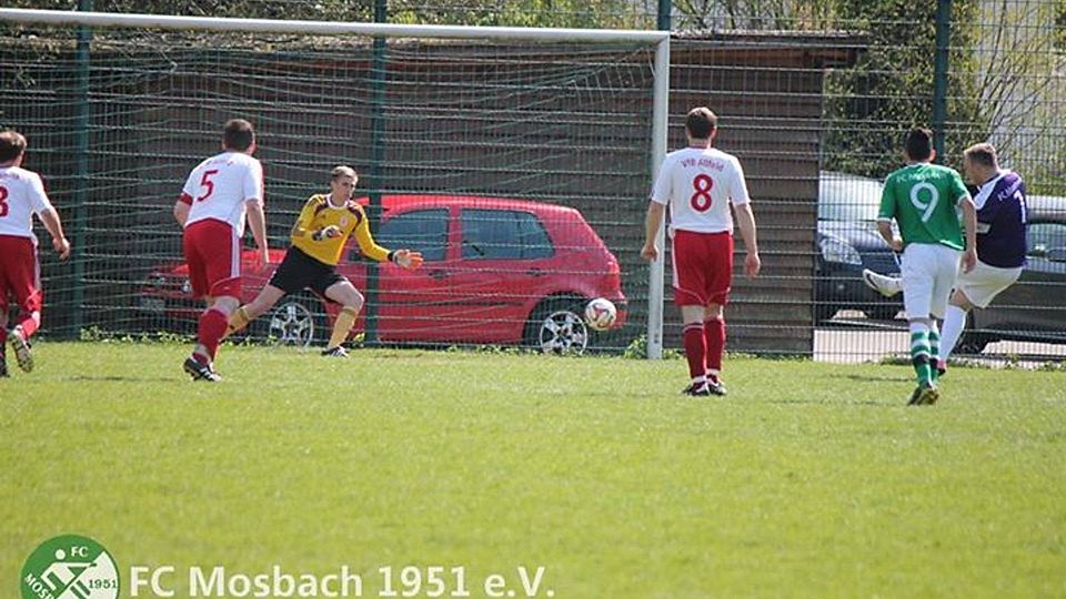 Platziert mit links, in die linke untere Ecke. Der Torhüter des FC Mosbach erzielte den Treffer des Tages gegen Tabellenführer Allfeld. Foto: Jürgen Wild