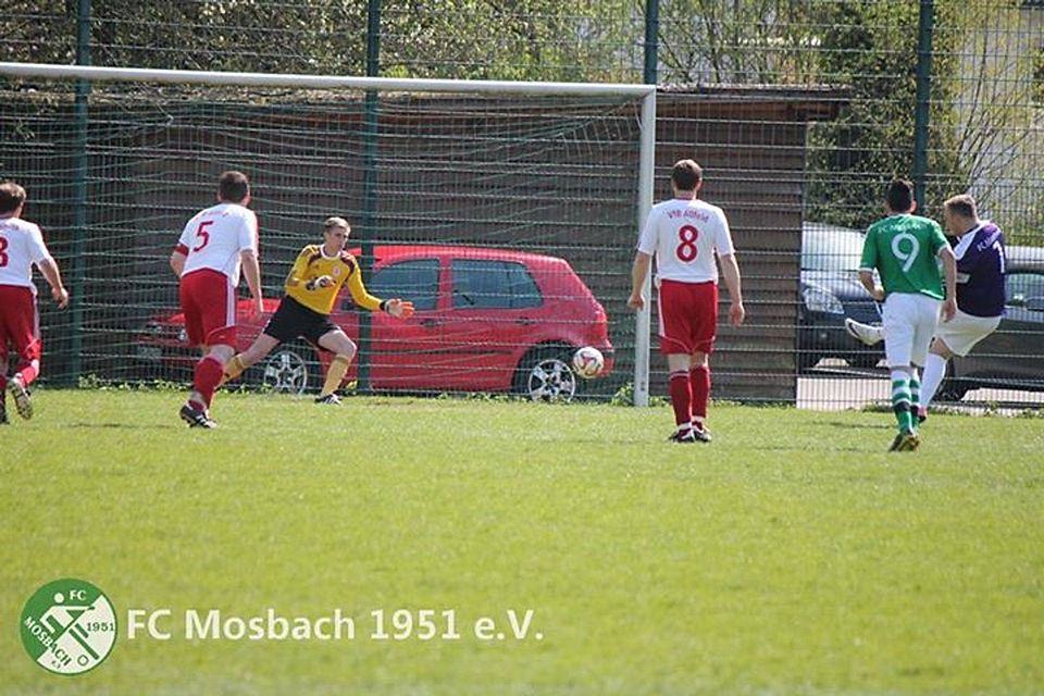 Platziert mit links, in die linke untere Ecke. Der Torhüter des FC Mosbach erzielte den Treffer des Tages gegen Tabellenführer Allfeld. Foto: Jürgen Wild