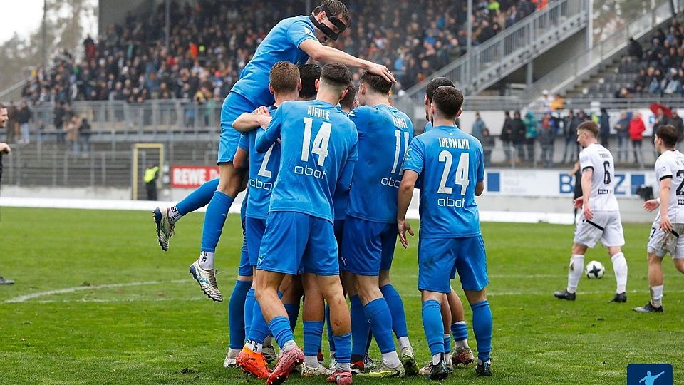 Die Walldorfer bejubeln ihren 2:1-Derbycoup in Sandhausen.