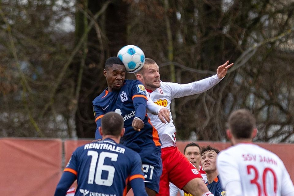 Phasenweise auf Augenhöhe: Die Löwen (hier Kwadwo) im Duell mit Ex-Relegationsgegner Regensburg.