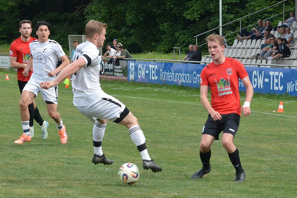 Hakan Avci und Elias Seibold (von links) trafen für den TSV Dinkelscherben beim 3:0-Sieg gegen den TSV Meitingen (rechts Emanuel Zach). Hakan Avci und Elias Seibold (von links) trafen für den TSV Dinkelscherben beim 3:0-Sieg gegen den TSV Meitingen (rechts Emanuel Zach).