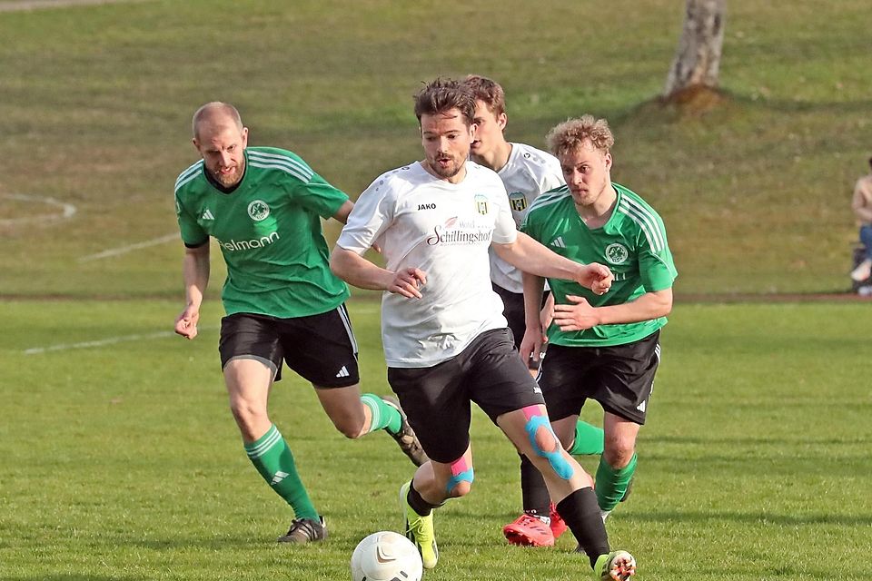 Haben das Nachsehen: Die Mittenwalder Maximilian Tauwald (l.) und Tim Kirschke (r.) müssen Kohlgrubs Josef Niklas ziehen lassen.