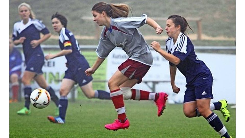 Der zwischenzeitliche Ausgleichstreffer der Hoffelderin von Fabiola Hagenlocher (rechts) reichte im Derby nicht zu einem Punktgewinn. Das Team von Ira Sosat (am Ball), die selbst nur die Latte traf, gewann letztlich verdient mit 3:1 Toren. Foto: Yavuz Dural