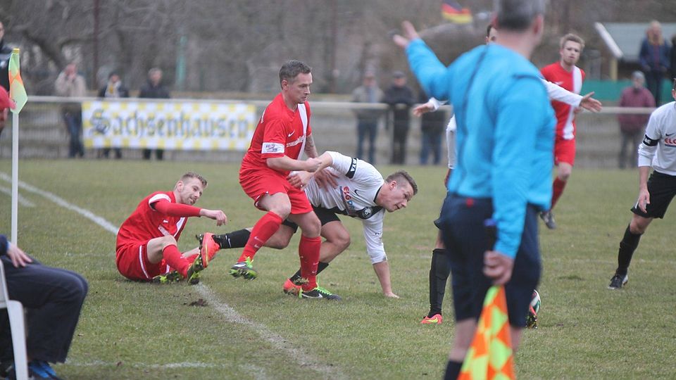 Rein, Foul, raus, gesperrt: FC-98-Kicker Kevin Kepler (2. von links) erwischte am Sonnabend einen schwarzen Tag. Gerade eingewechselt, flog er in der Nachspielzeit gegen Sachsenhausen vom Platz. Foto: Schütz