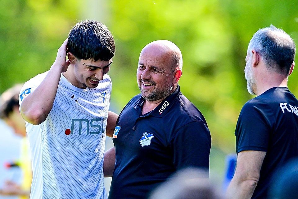 Viel zum Lachen gab es in der vergangenen Spielzeit für Ilkan Atak (links) und Xhevat „Jacky“ Muriqi (mitte). Doch jetzt trennen sich die Wege – ganz zum Unmut des Ismaning-Trainers. Viel zum Lachen gab es in der vergangenen Spielzeit für Ilkan Atak (links) und Xhevat „Jacky“ Muriqi (mitte). Doch jetzt trennen sich die Wege – ganz zum Unmut des Ismaning-Trainers.