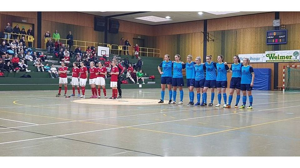 Hochspannung beim Sechs-Meter-Schießen zwischen Eintracht Lollar (rote Trikots) und Blau-Gelb Marburg,...