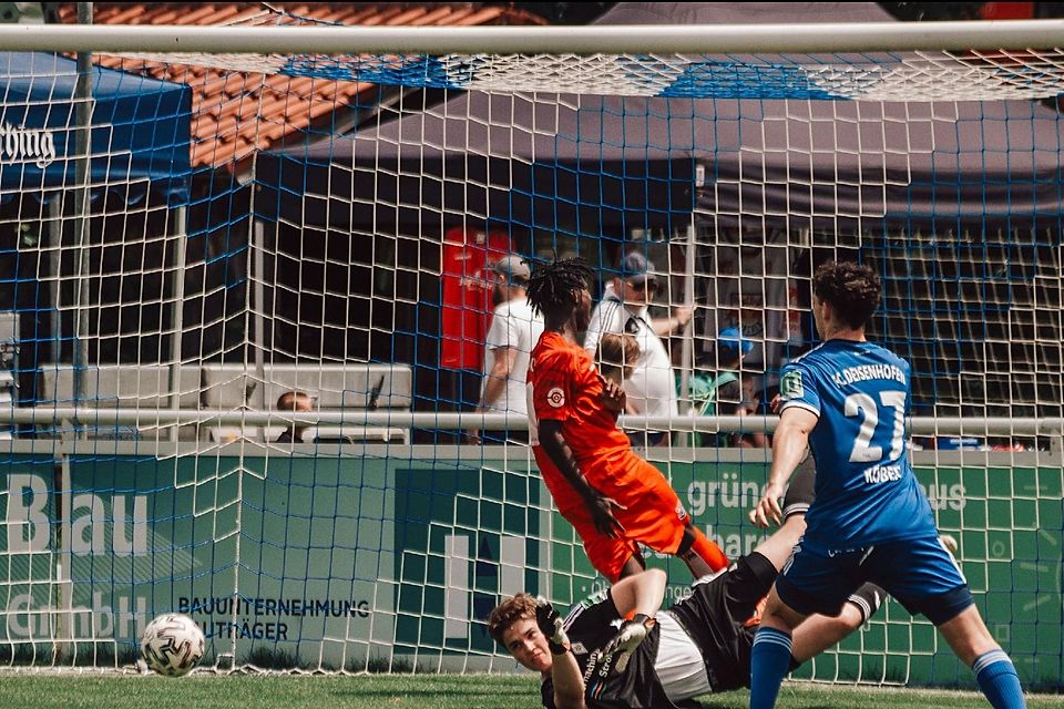 Gibson Nana Adu (Haching; rot), FCD-Keeper Konstantin Dresen, FCD-Verteidiger, Valentin Köber. Gibson Nana Adu (Haching; rot), FCD-Keeper Konstantin Dresen, FCD-Verteidiger, Valentin Köber.