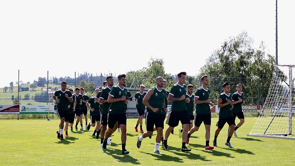 Am späten Montagnachmittag absolvierte Schweinfurt seine erste Trainingseinheit in Sonnen. Foto: Jessica Oldenburger/1. FC Schweinfurt