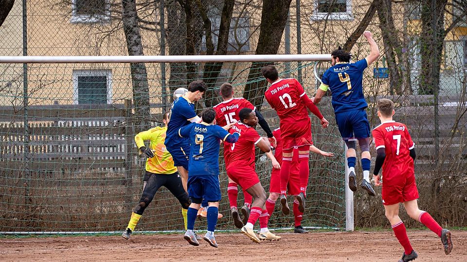 Standards entscheiden das Spiel auf roter Erde wo es schwer war Fußball zu spielen