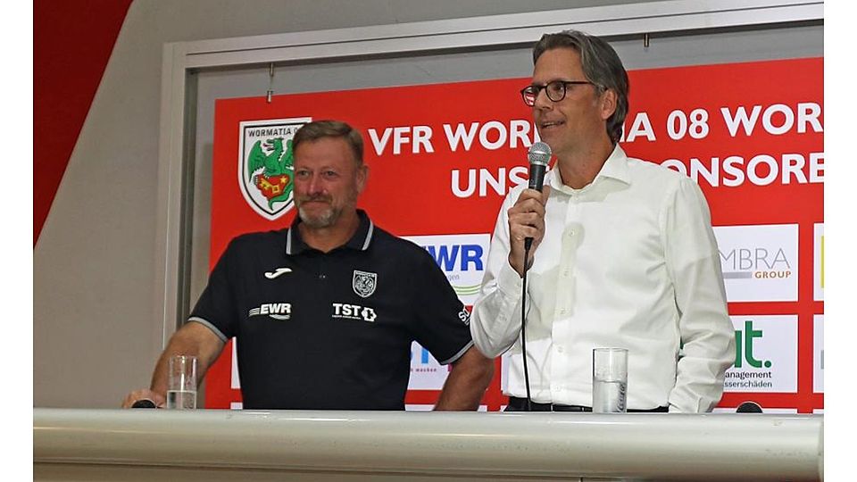 Wormatia-Chef Florian Natter (rechts), hier bei der Mitgliederversammlung des Vereins im September neben Vize Holger Busch, hat sich ausführlich zur Auseinandersetzung mit dem SV Gonsenheim geäußert.