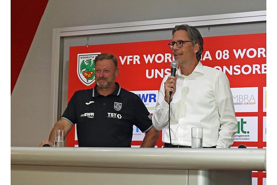 Wormatia-Chef Florian Natter (rechts), hier bei der Mitgliederversammlung des Vereins im September neben Vize Holger Busch, hat sich ausführlich zur Auseinandersetzung mit dem SV Gonsenheim geäußert.