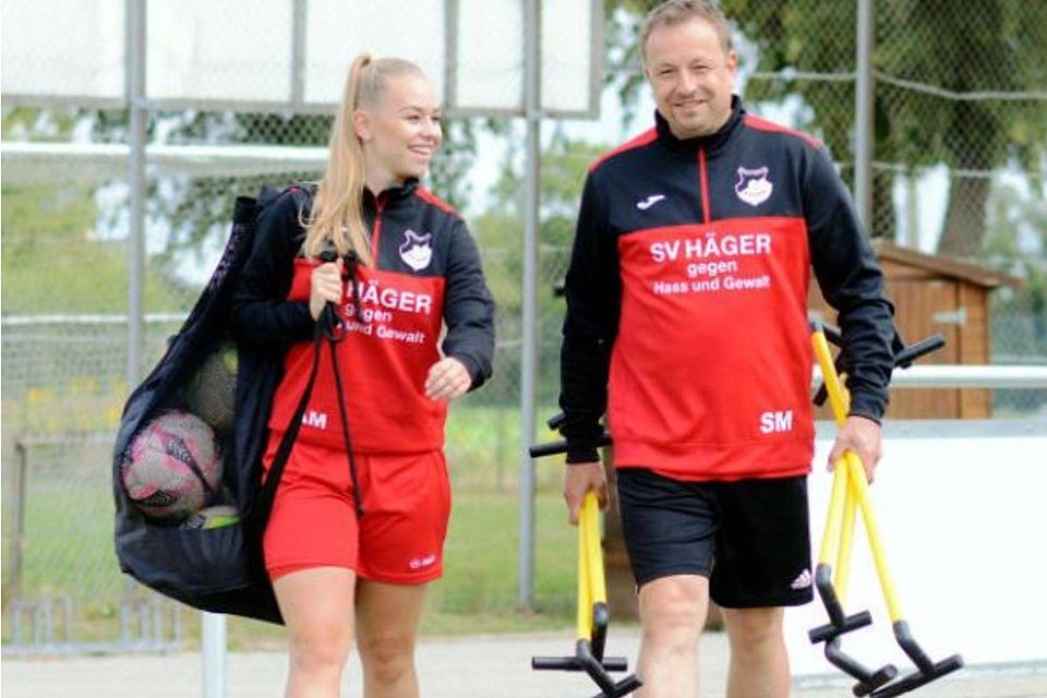 Hägers Trainer Stefan Meierebert hat Maxi Birker vor 17 Jahren das erste Mal getroffen. Gemeinsam mit Tochter Anna (links) freut sich das Vater-Tochter-Duo auf die Rückrunde in der Frauen-Kreisliga.