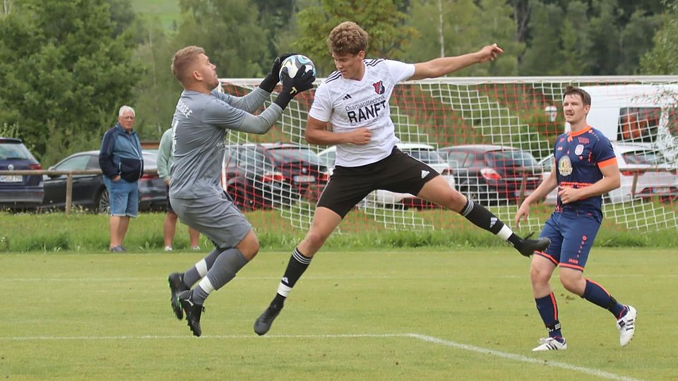 Fangsicher: Lechsee-Torwart Kevin Dochnahl (links) war in der Phase, als es darauf ankam Turm in der Schlacht. In dieser Szene fängt er den Ball vor Hohenpeißenbergs Fabian Schwarz, dem zwei Treffer gelangen.