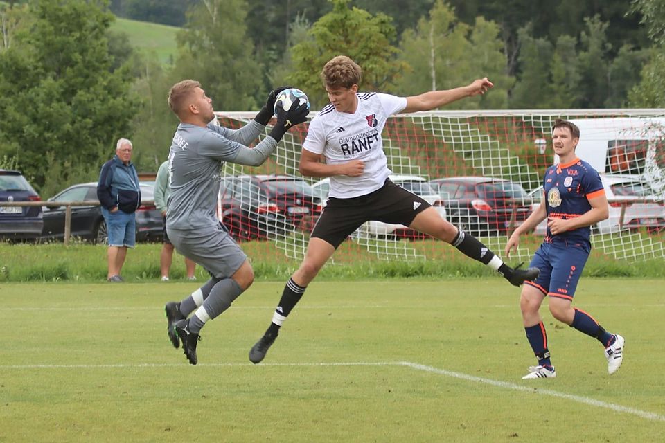 Fangsicher: Lechsee-Torwart Kevin Dochnahl (links) war in der Phase, als es darauf ankam Turm in der Schlacht. In dieser Szene fängt er den Ball vor Hohenpeißenbergs Fabian Schwarz, dem zwei Treffer gelangen. Fangsicher: Lechsee-Torwart Kevin Dochnahl (links) war in der Phase, als es darauf ankam Turm in der Schlacht. In dieser Szene fängt er den Ball vor Hohenpeißenbergs Fabian Schwarz, dem zwei Treffer gelangen.