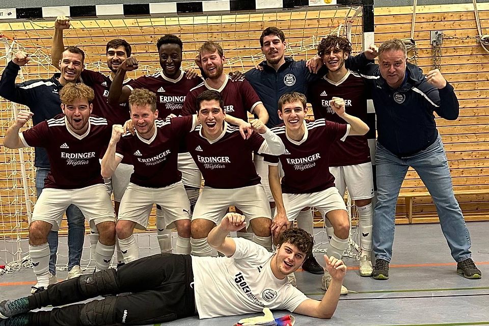 Die Spieler des SC Oberweikertshofen feierten den Sieg.