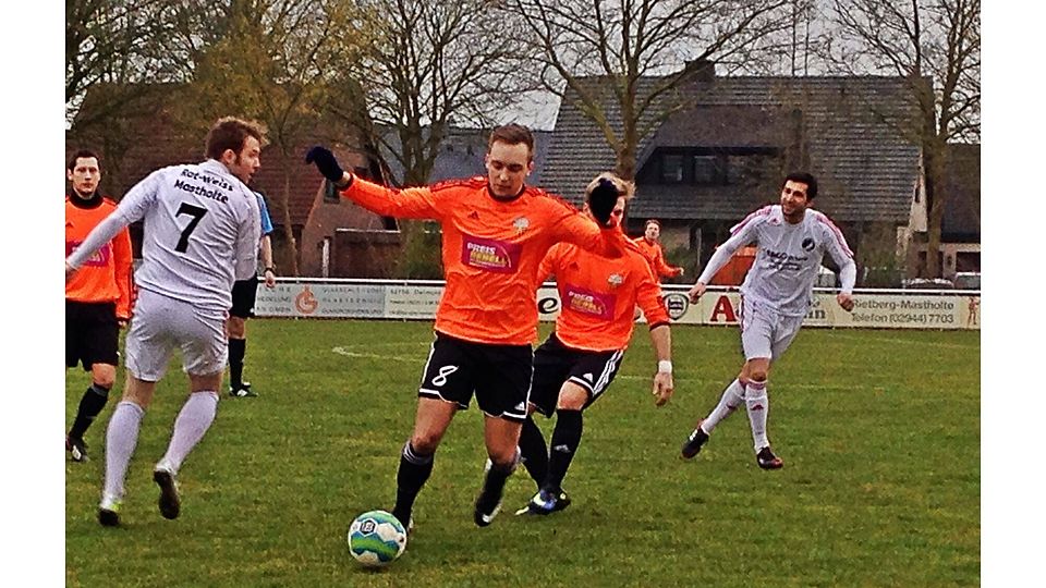 Karsten Karpowicz (Mitte) sorgte immer wieder für Gefahr im Mastholter Strafraum. Mit zwei Torvorlagen brachte er die Paderborner auf die Siegerstraße und belohnte sich selbst für eine starke Leistung.