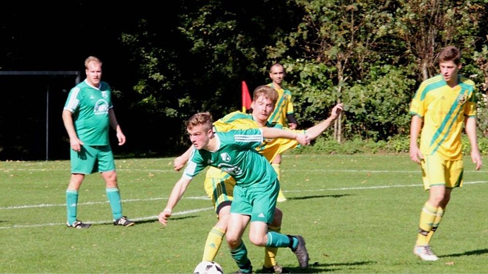 Niels Tiedemann (vorne) im Zweikampf mit dem Heeslinger Lennart Brunke. Am Ende hatte der HSC III deutlich die Nase vorn.Krause