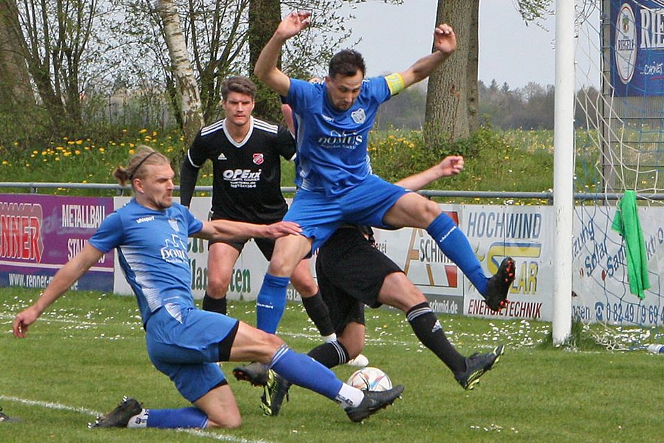 Bastian Renner (blaues Trikot am Ball) erzielte zwei Tore und sicherte damit die Langerringer Tabellenführung. 