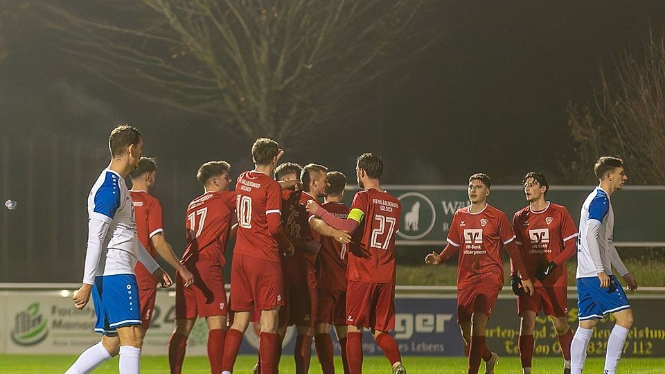 Der VfB Hallbergmoos setzt sich in einem Last-Minute-Drama durch.