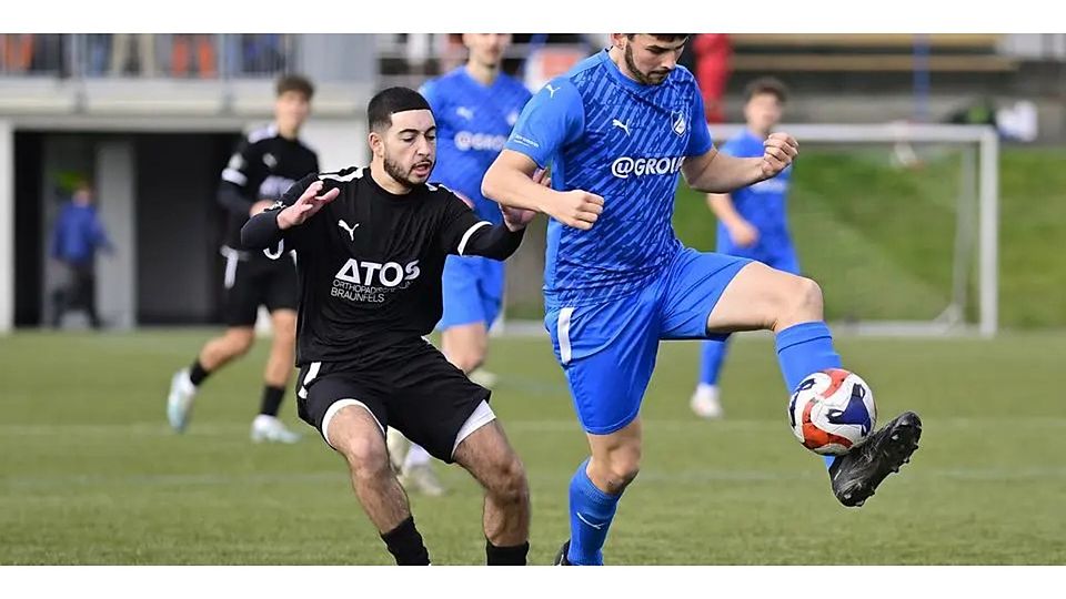 Augen auf den Ball: Ben Bastian (r.) vom SSV Frohnhausen nimmt den Ball mit, Leonardo Troncone vom FSV Braunfels hat hier das Nachsehen. Am Ende gewinnen die Schlossstädter aber mit 2:0. © Henrik Schneider