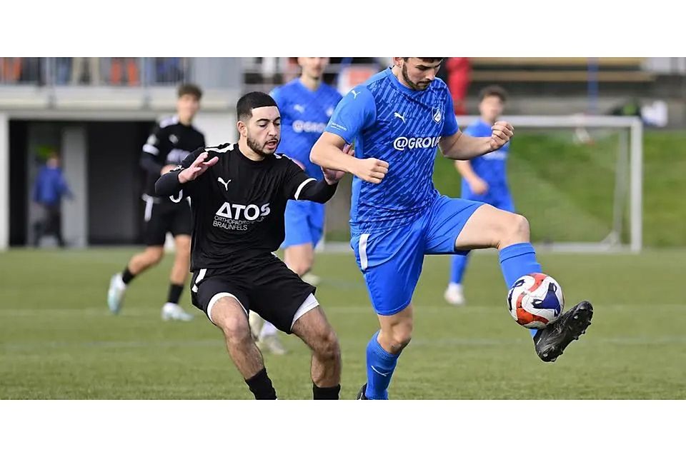 Augen auf den Ball: Ben Bastian (r.) vom SSV Frohnhausen nimmt den Ball mit, Leonardo Troncone vom FSV Braunfels hat hier das Nachsehen. Am Ende gewinnen die Schlossstädter aber mit 2:0. © Henrik Schneider Augen auf den Ball: Ben Bastian (r.) vom SSV Frohnhausen nimmt den Ball mit, Leonardo Troncone vom FSV Braunfels hat hier das Nachsehen. Am Ende gewinnen die Schlossstädter aber mit 2:0. © Henrik Schneider