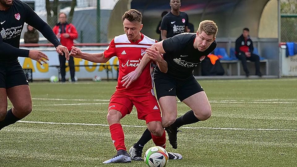 Kilic (im rot-weißen Trikot) hier noch für Fortuna Bottrop am Ball