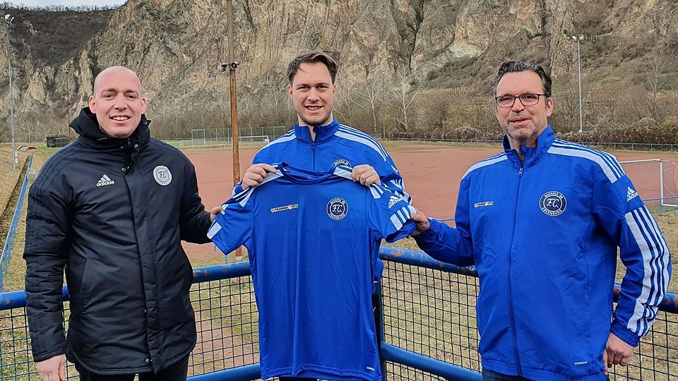 Ebernburgs Vorsitzende Julian Meurer (links) und Olaf Runkel (rechts) begrüßen den künftigen Trainer Bastian Kessel (Mitte) beim FC Bavaria.